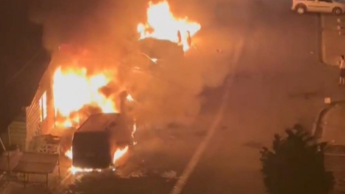 İstanbul'da 8 araç ve iş yeri alev alev yandı: Kundaklama anı kamerada