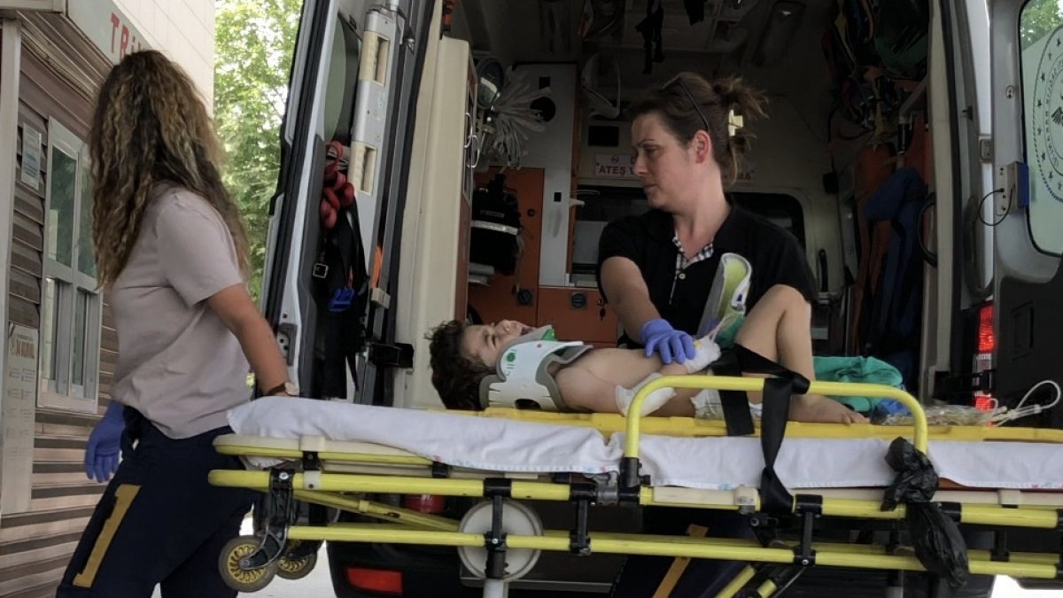 Bursa'da 3'üncü kattan düşen çocuk ağır yaralandı