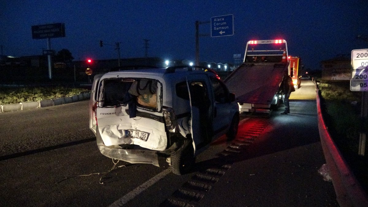 Yozgat'ta otomobil kırmızı ışıkta bekleyen araca arkadan çarptı: 4 yaralı