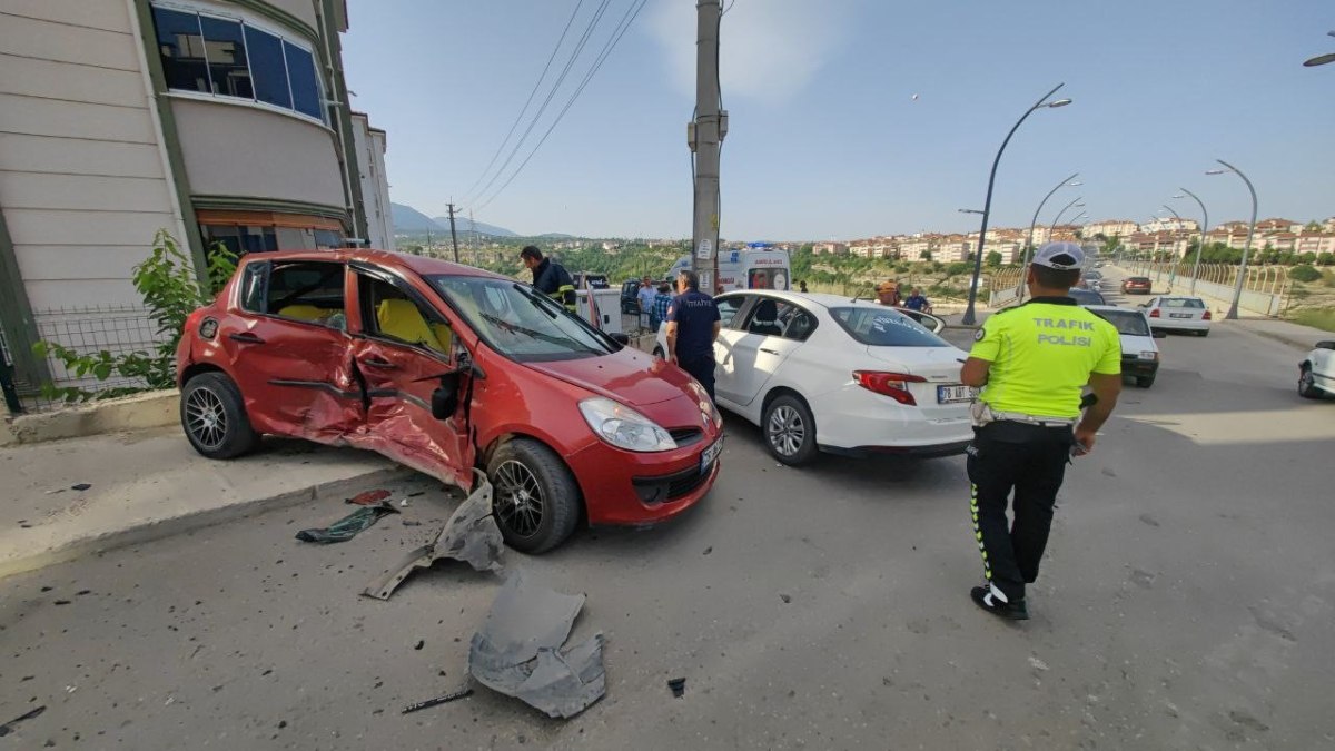 Karabük'te iki otomobil çarpıştı: 5 yaralı