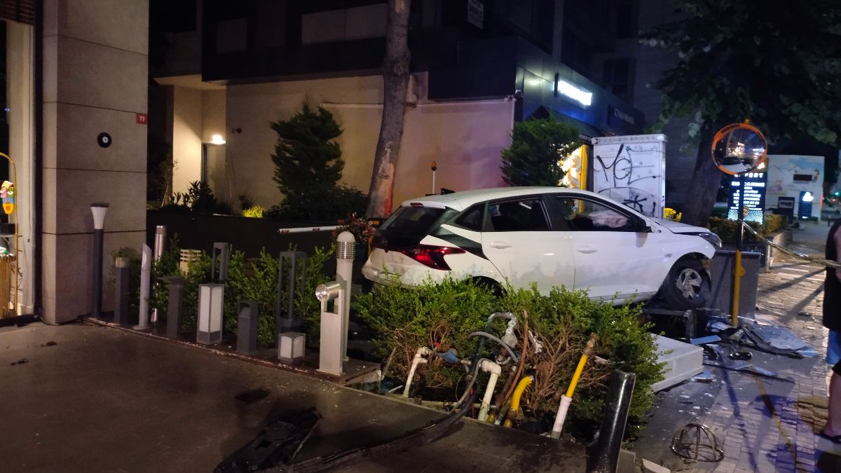 İstanbul'da bir araç binanın doğal gaz kutusuna çarptı: 2 yaralı