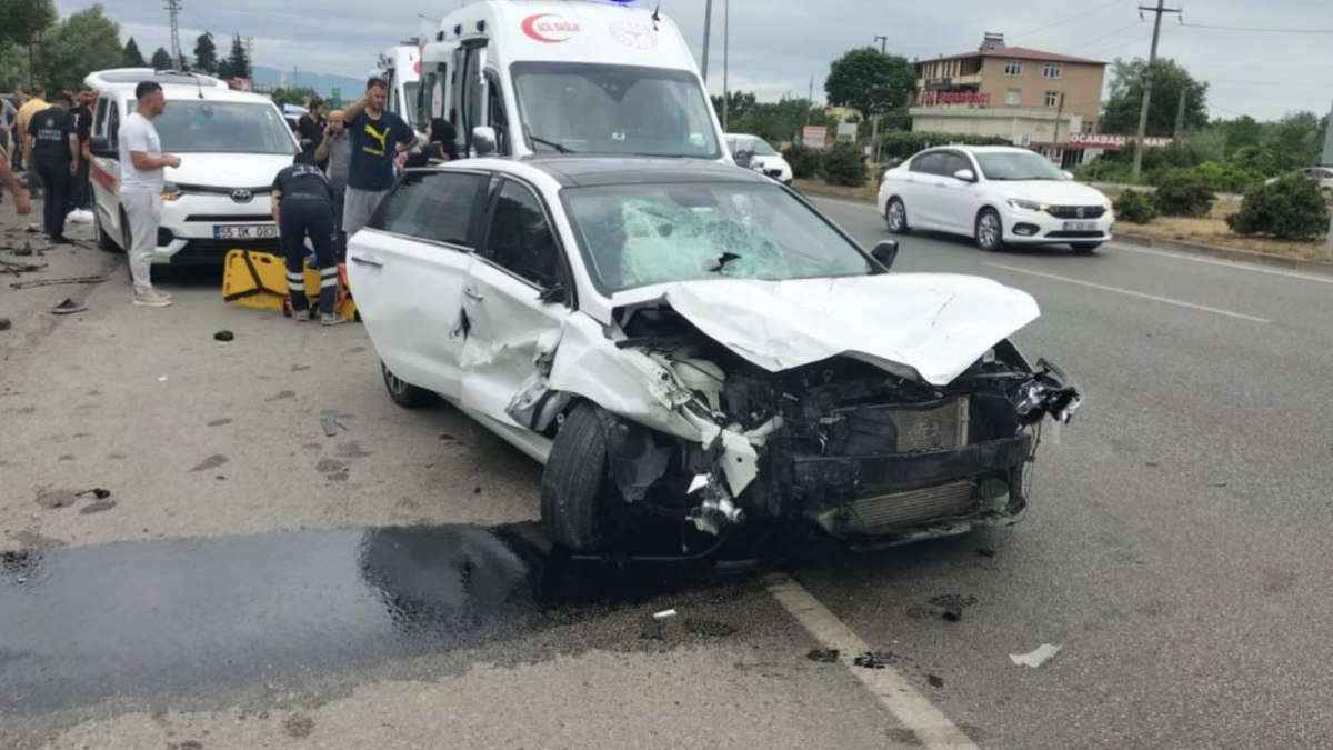 Samsun'da yol yardım aracı beklerken otomobil çarptı: 1 ölü, 4 yaralı