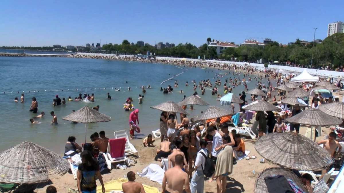 Caddebostan Plajı'nda bayram yoğunluğu