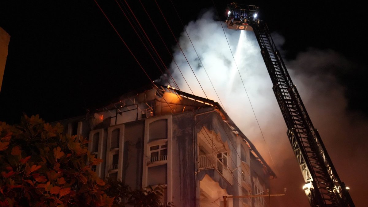 Samsun'da 5 katlı apartmanda çıkan yangın panik oluşturdu