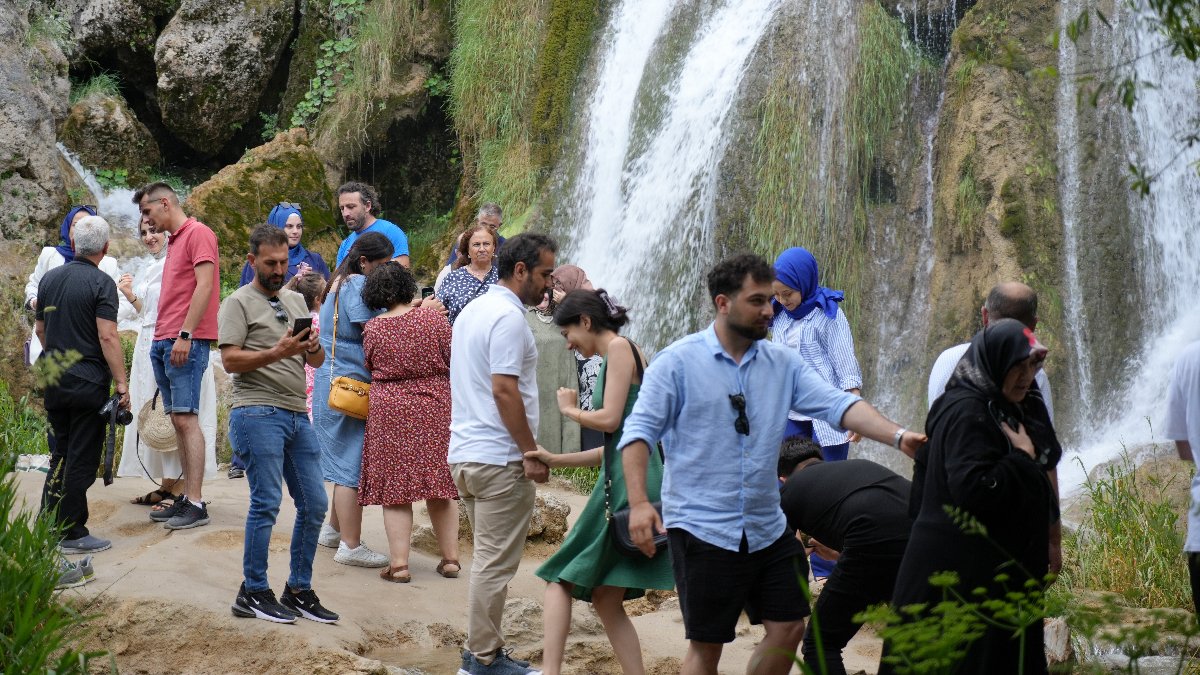 Erzincan'daki Girlevik Şelalesi sıcaktan bunalanların uğrak noktası