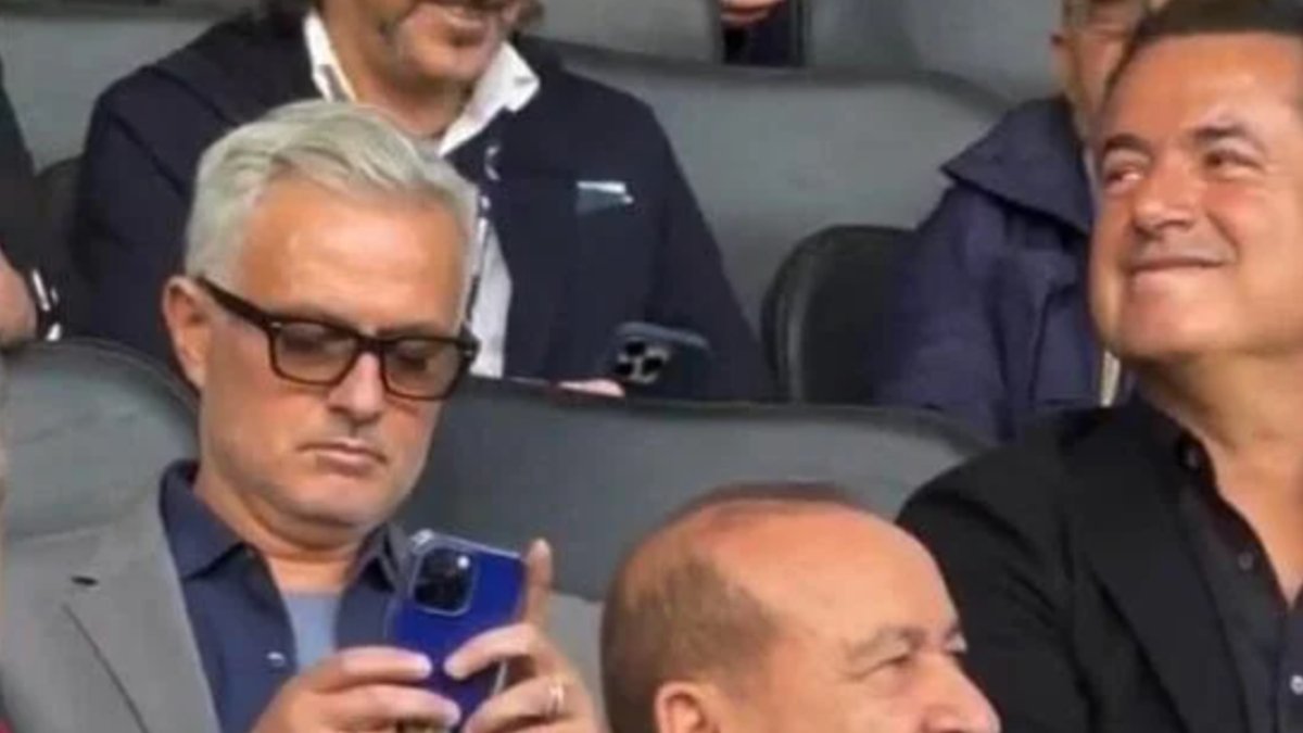 Jose Mourinho ve Fenerbahçe yönetimi, Türkiye - Portekiz maçını izledi