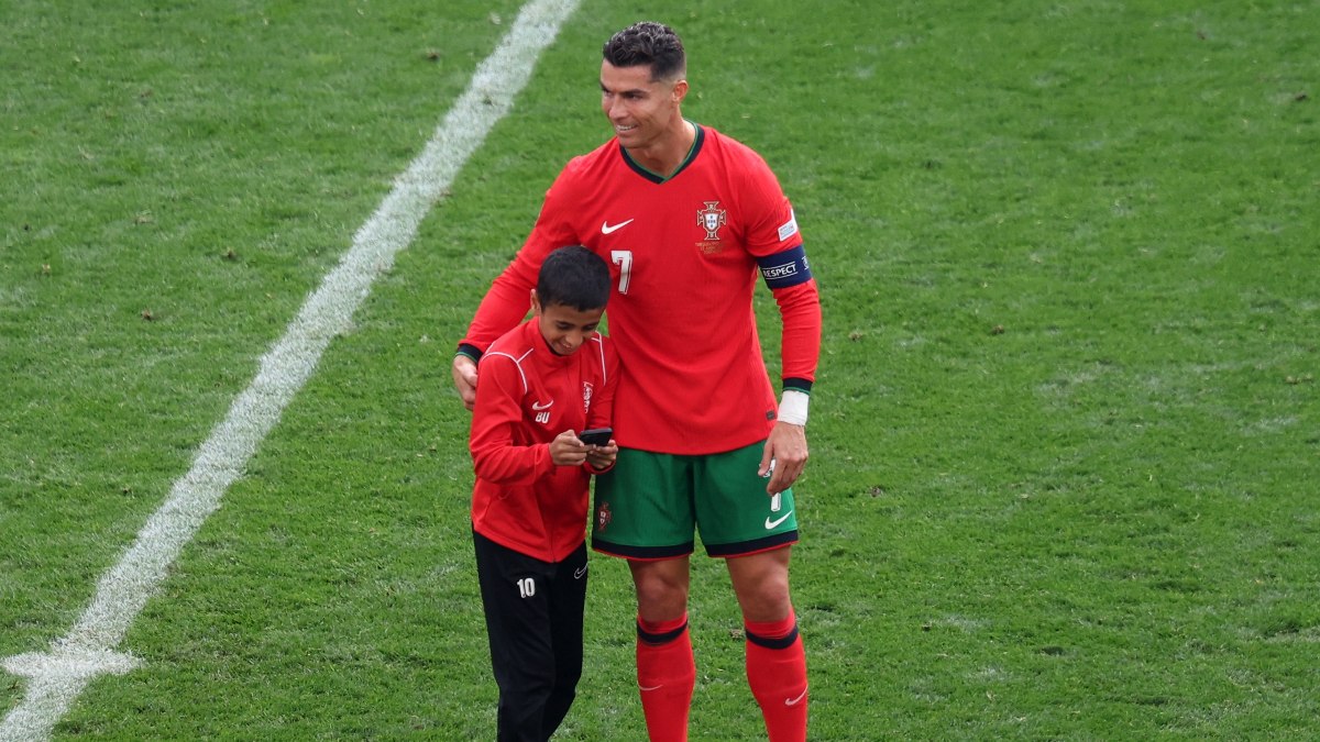 Minik taraftar, Cristiano Ronaldo ile fotoğraf çekilmek için sahaya girdi