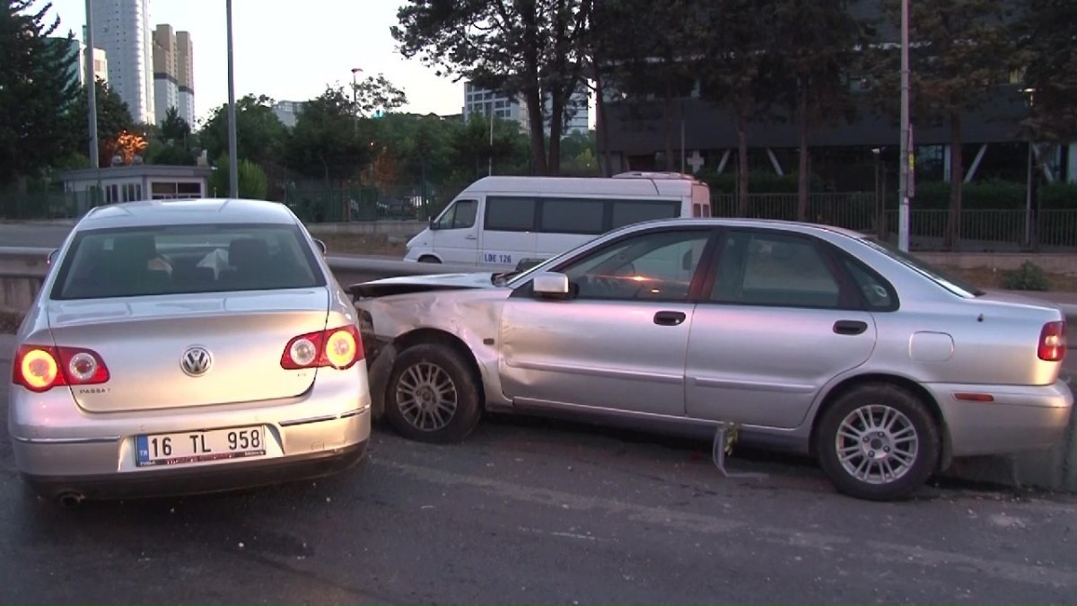 İstanbul'da direksiyon başında uyuya kalan sürücü 2 araca çarptı: 7 kişi yaralandı