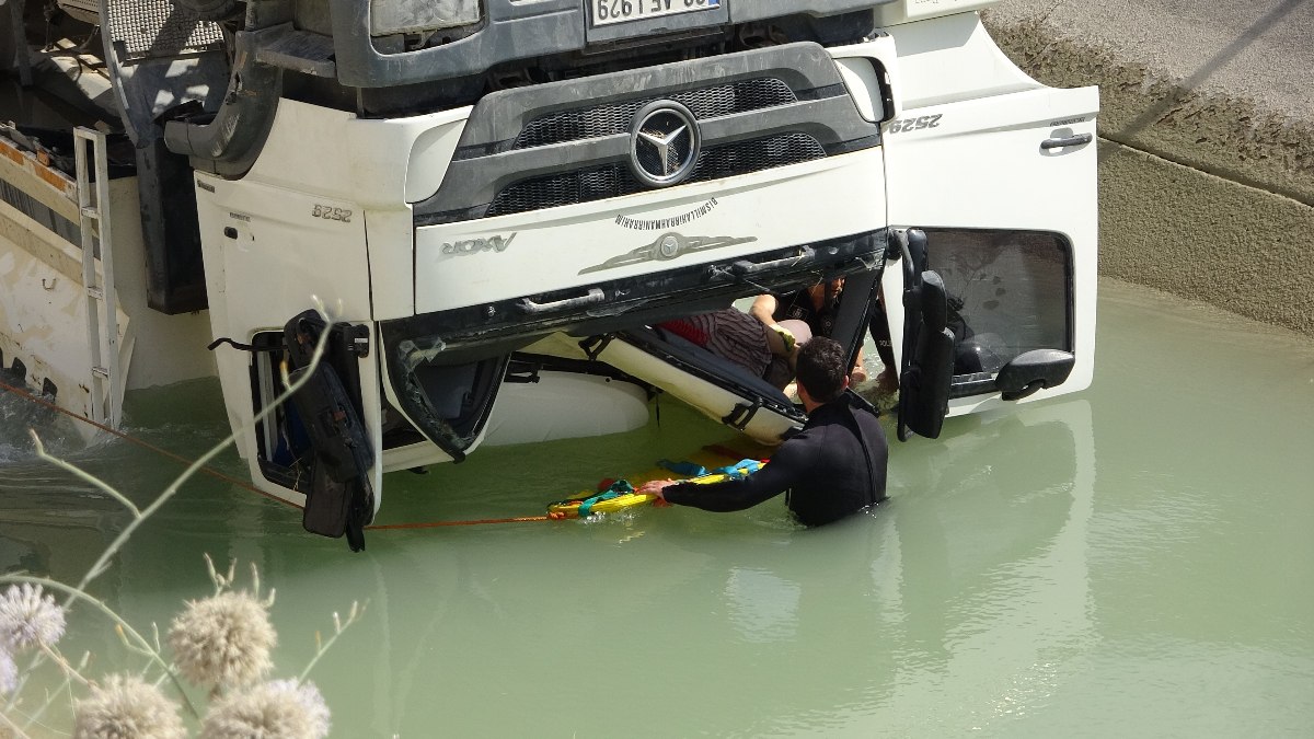 Adıyaman'da HES kanalına düşen kamyonun sürücüsü hayatını kaybetti