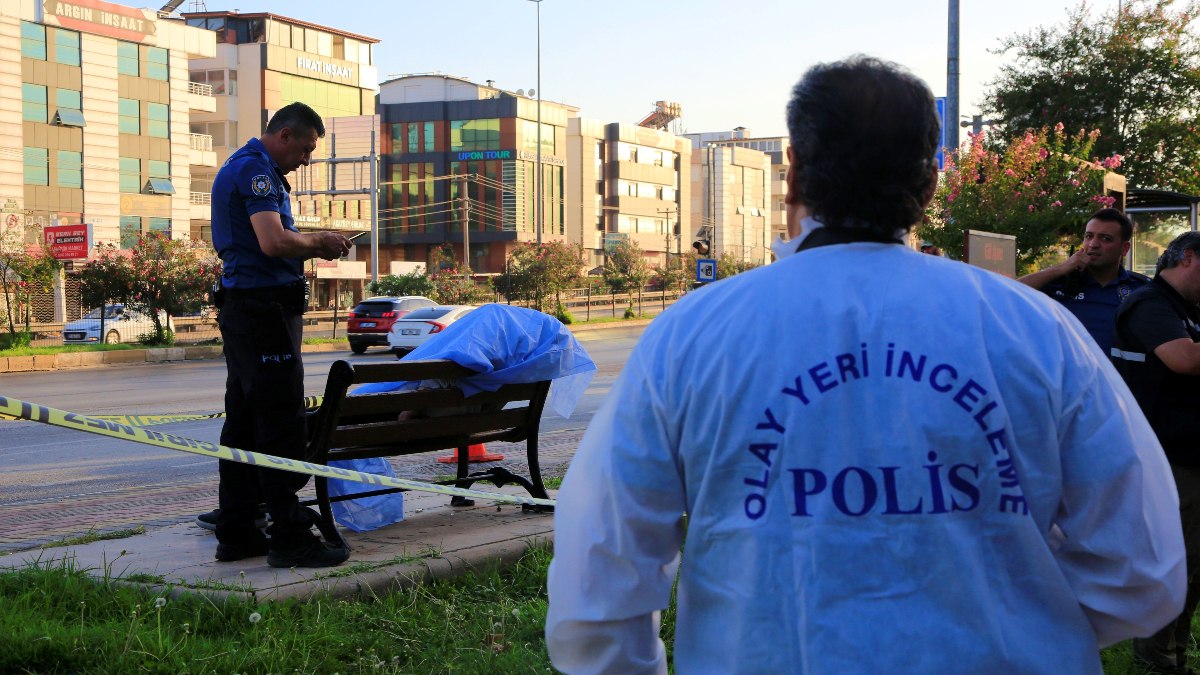 Antalya'da yol kenarındaki bankta ölü bulundu