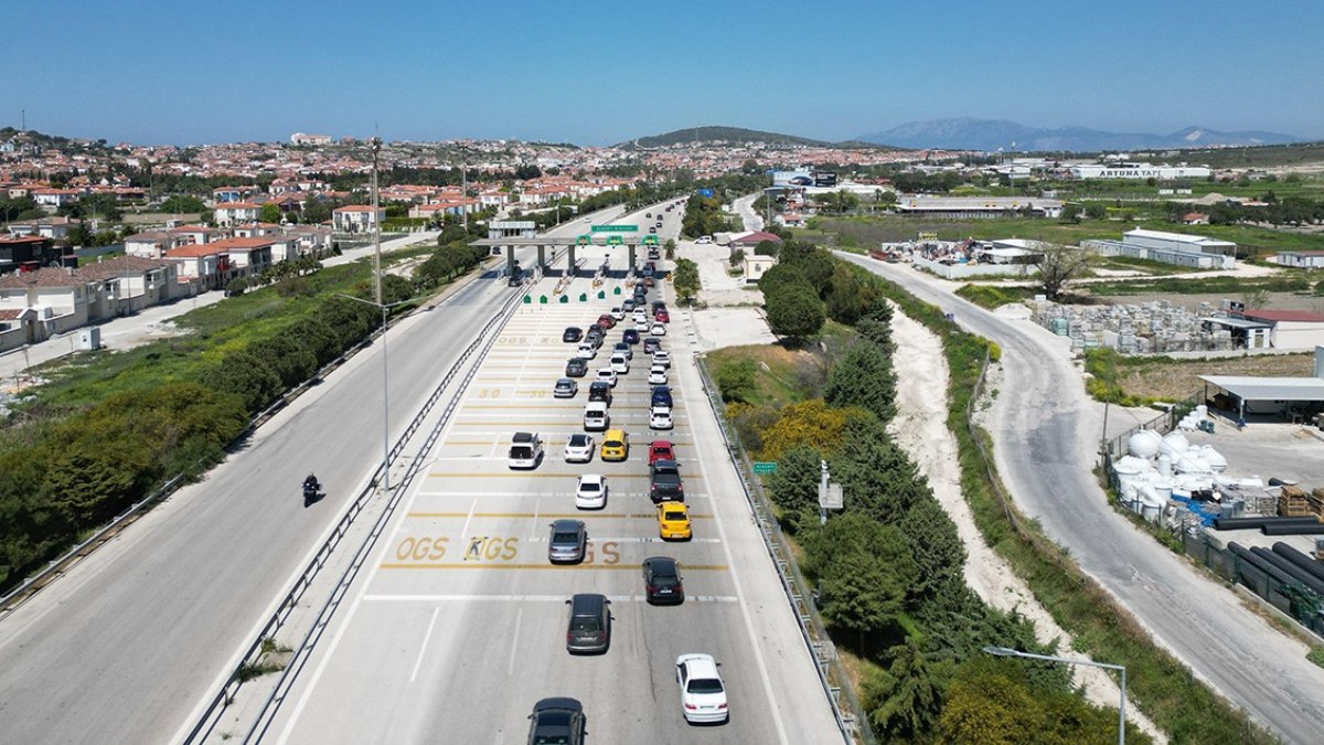 İzmir'de bayram tatili yoğunluğu: Çeşme'ye 9 günde 288 bin araç gitti