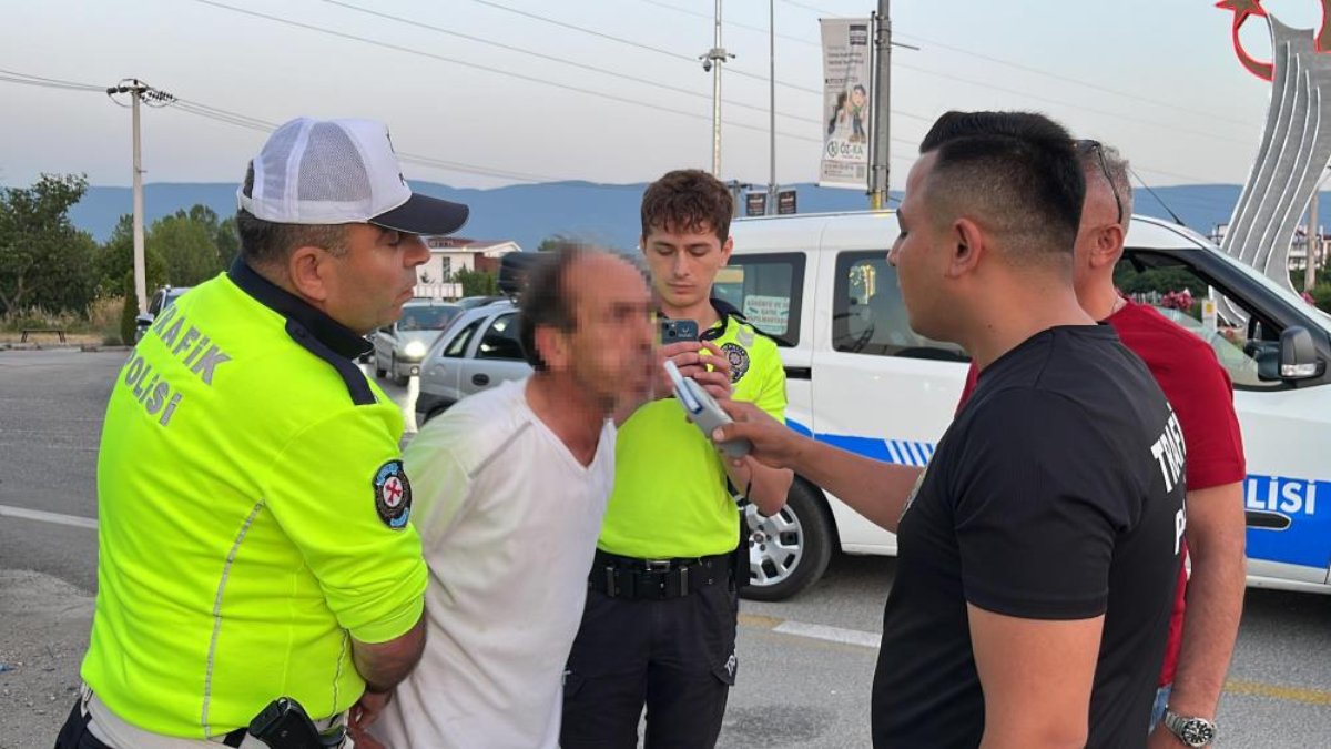 Bursa'da yol kenarına tuvaletini yapan alkollü sürücü polise yakalandı: Ehliyetine el konuldu