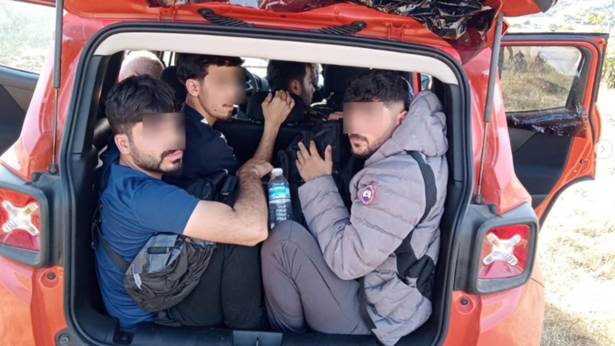 Kırklareli'nde polisten kaçan otomobilde 9 kaçak göçmen çıktı