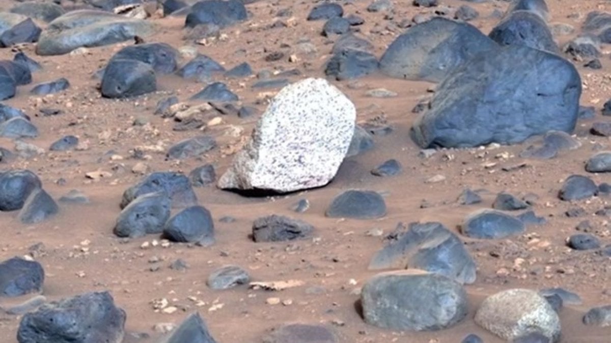 Mars'ta gizemli beyaz taş bulundu: Nasıl geldiği bilinmiyor