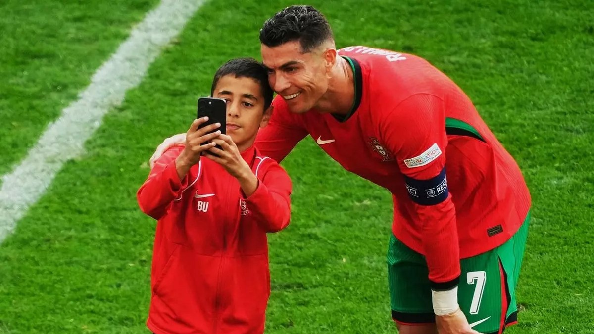 UEFA sahaya atlayan minik taraftara acımadı! Ronaldo ile fotoğraf çekildi ama…