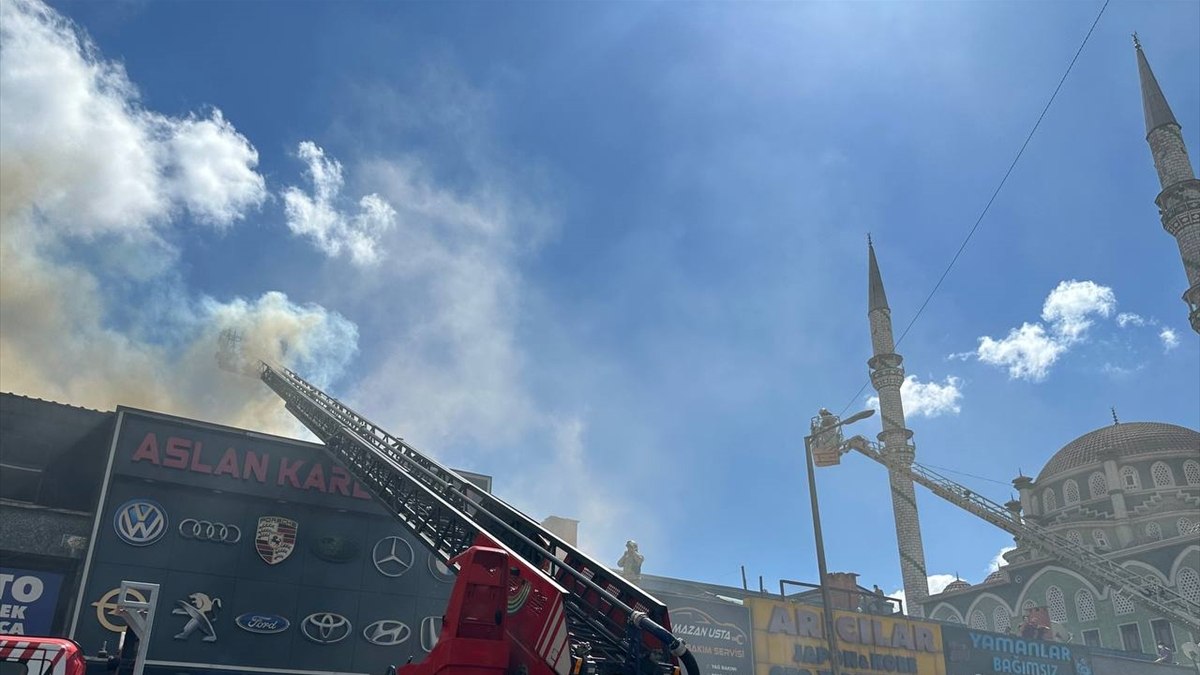 İstanbul Sultangazi'de oto sanayi sitesindeki yangına müdahale ediliyor