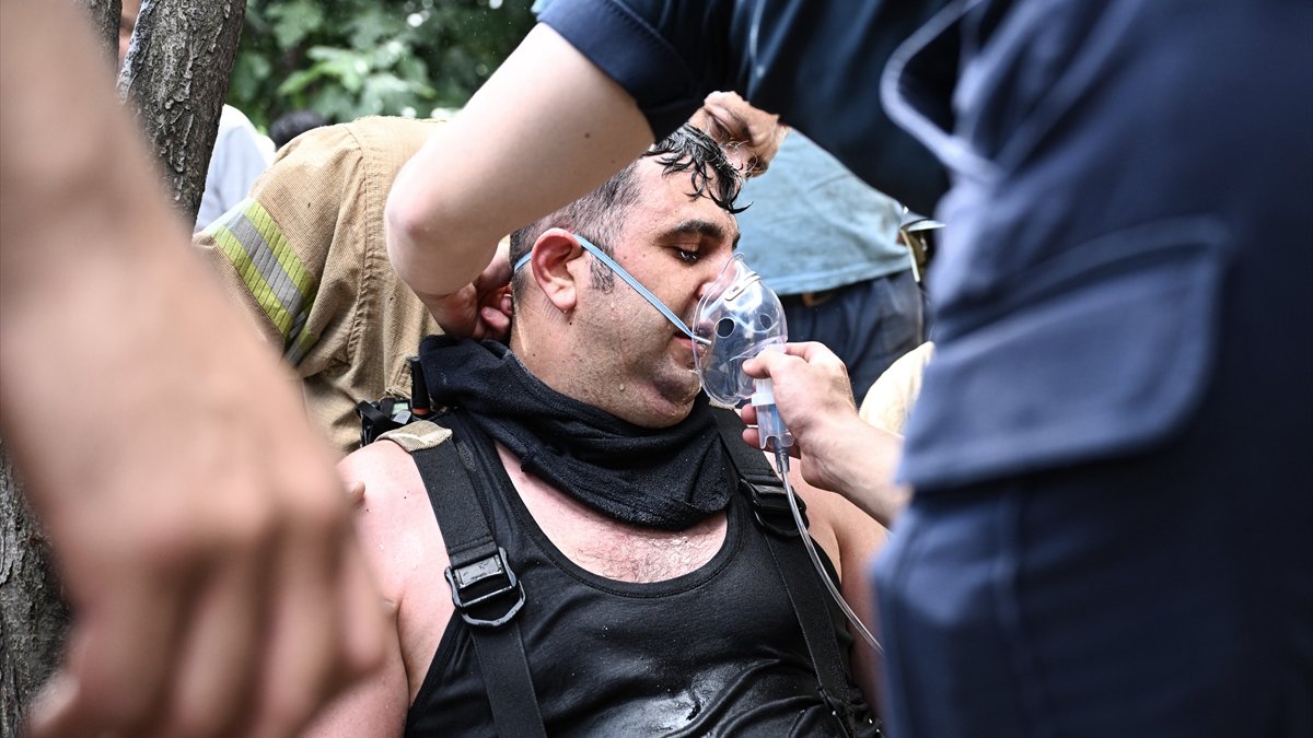 İstanbul Sultangazi'de oto sanayi sitesindeki yangın söndürüldü