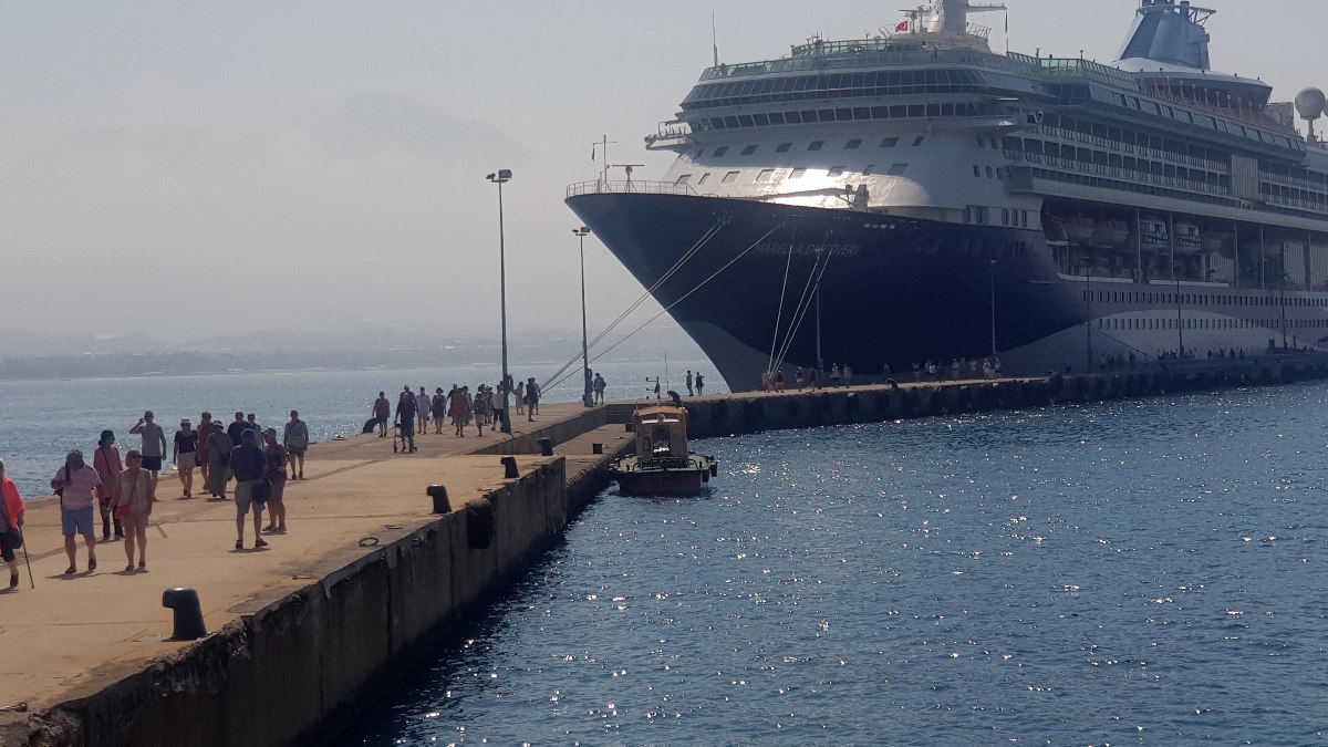 Antalya'da turist yoğunluğu: Bin 810 yolculu kruvaziyer gemi Alanya'ya ulaştı