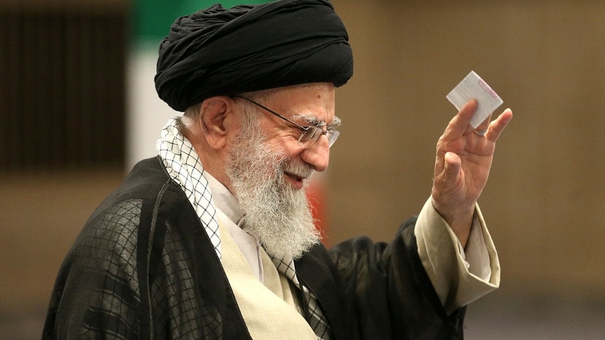 İran sandık başında: Ayetullah Ali Hamaney oyunu kullandı