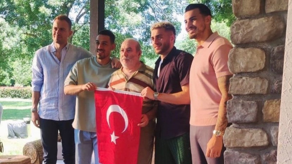 Milli futbolcular 'Bayrak asan dayı' olarak ünlenen adamı ziyaret etti