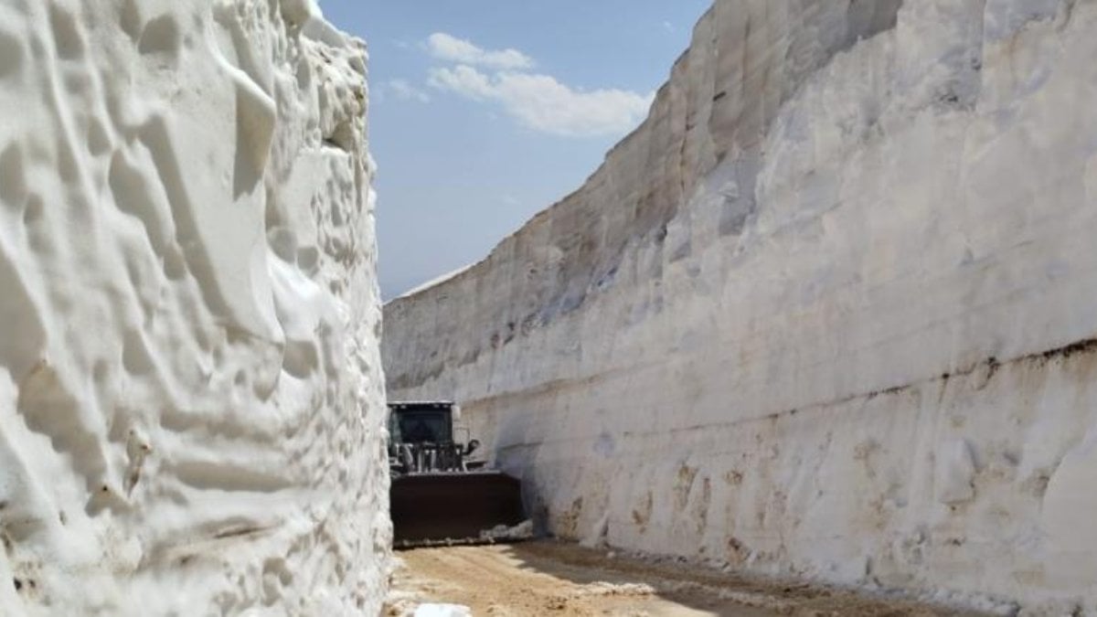 Hakkari'de yaz mevsiminde 8 metrelik kar tünelleri