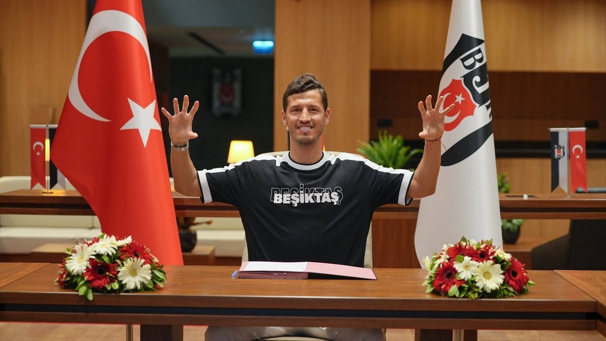 Salih Uçan, Beşiktaş ile sözleşme yeniledi