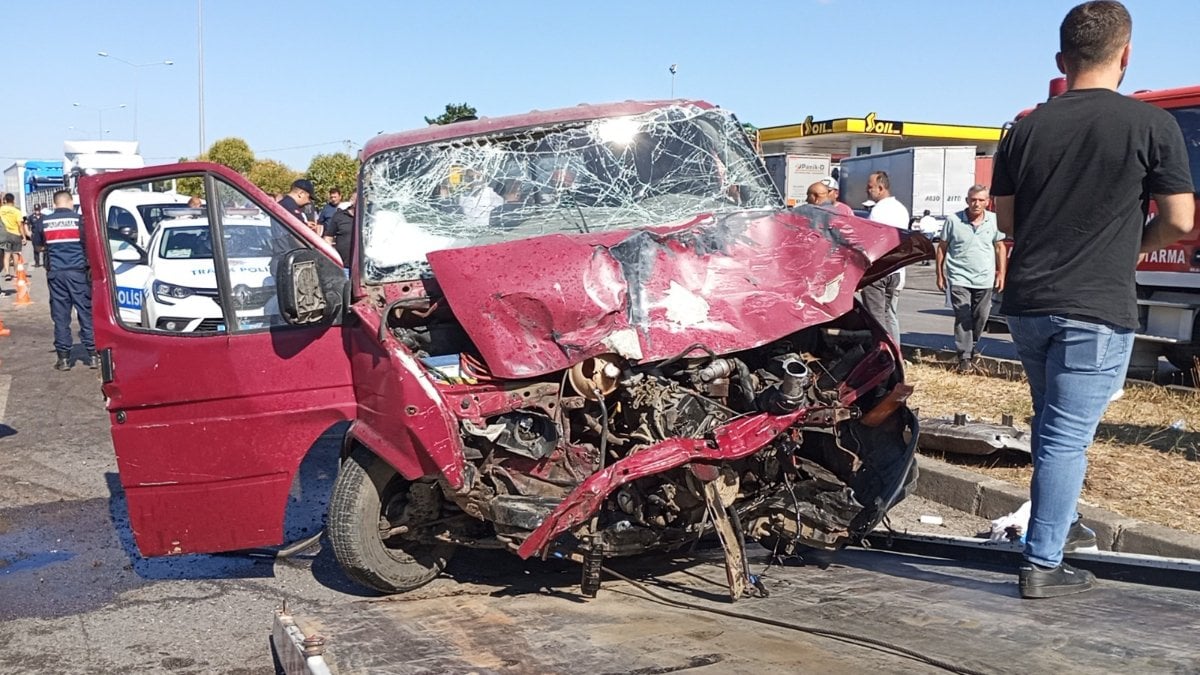 Samsun'da bir aracın sıkıştırdığı minibüs tır ile çarpıştı: 1 ölü 2 yaralı