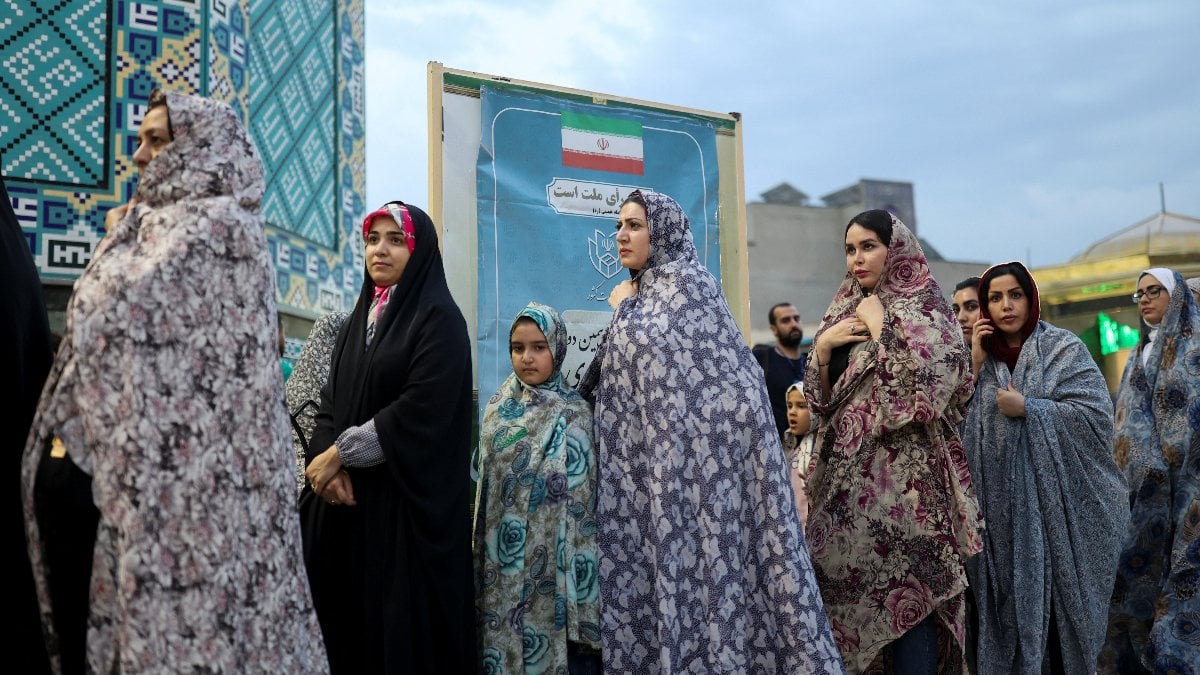 İran'da cumhurbaşkanlığı seçimlerinde oy verme süresi sona erdi