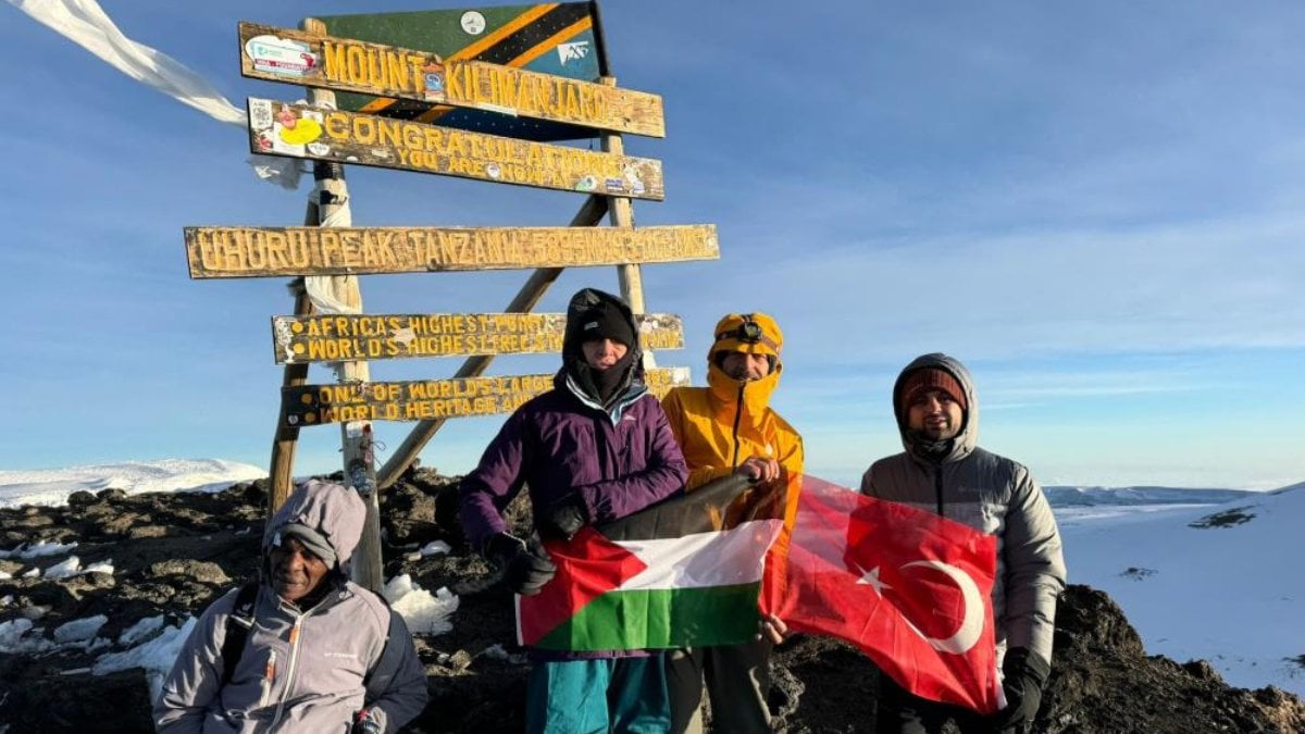 Filistin'e destek için Afrika'nın en yüksek dağı Klimanjaro'ya tırmandılar