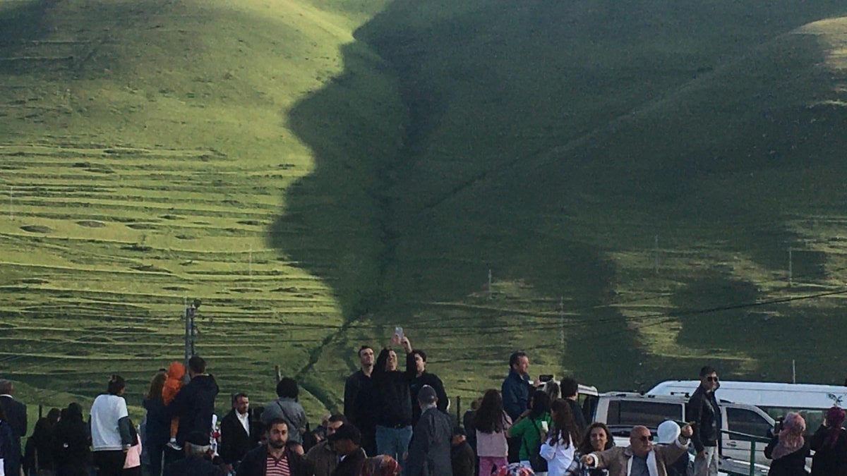 Ardahan'da Karadağ'a 'Atatürk silueti' yansıdı: Yüzlerce kişi akın etti