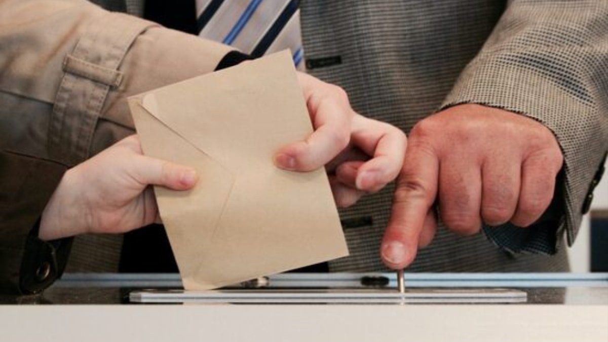 Fransa'da genel seçimlerin ilk turunda oy verme işlemi başladı