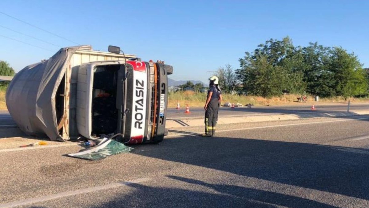 Manisa'da yola atlayan başıboş köpek kazaya neden oldu: 2 yaralı