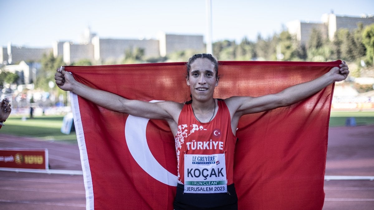 Dilek Koçak, 1500 metrede 23 yaş altı Türkiye rekoru kırdı