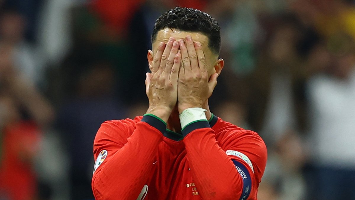 Uzatmada penaltı kaçıran Ronaldo gözyaşlarını tutamadı