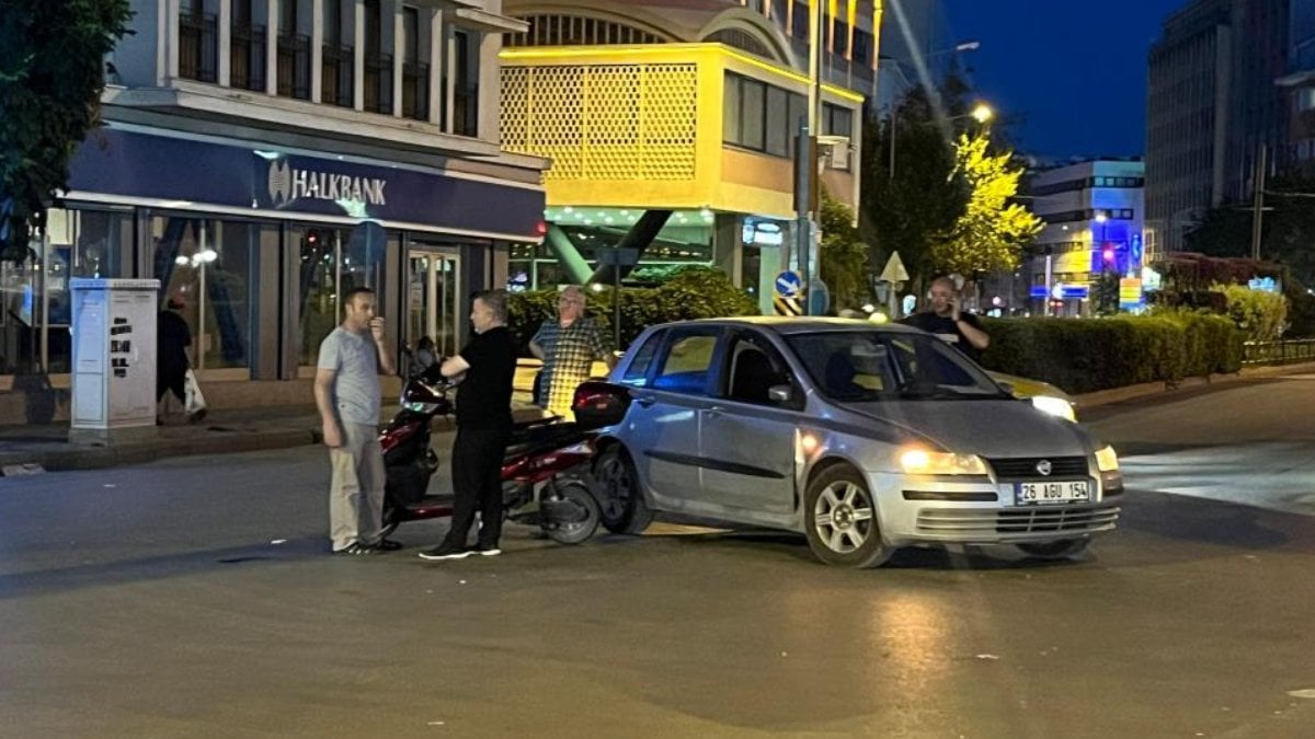 Eskişehir'de otomobile çarpan elektrikli bisiklet sürücüsü yaralandı