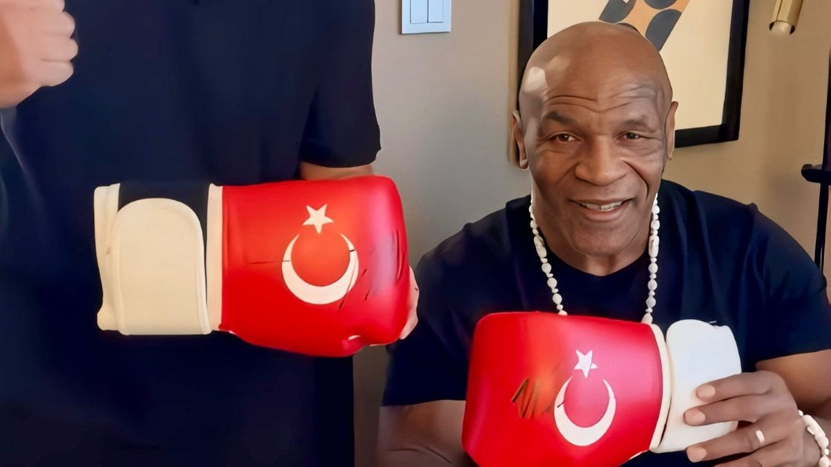 Mike Tyson, A Milli Futbol Takımımıza imzalı boks eldiveni gönderdi