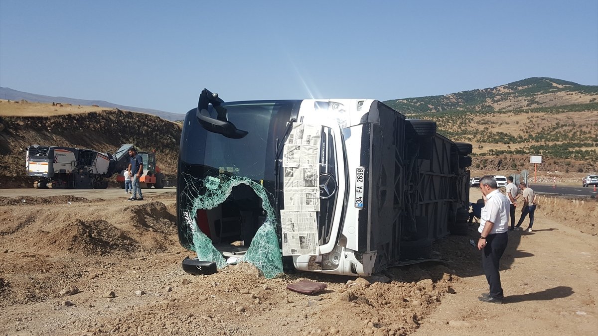 Bingöl'de yolcu otobüsü devrildi: 14 kişi yaralandı