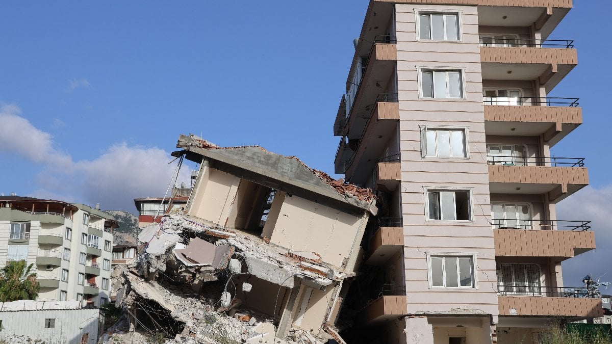 Hatay'da yıkımı gerçekleştirilen bina, yan binanın üzerine devrildi