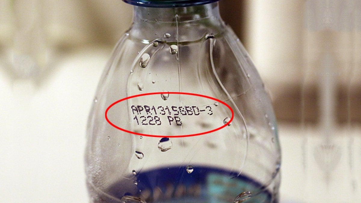 Su şişesinin üstünde bu kod varsa sakın içmeyin! Bakın neye yol açıyor