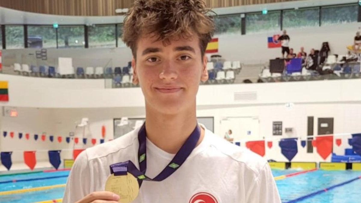 Milli yüzücü Kuzey Tunçelli üst üste 2. kez Avrupa şampiyonu