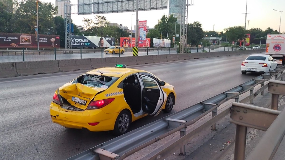 İstanbul'da hızını alamayan motosikletli, taksiye arkadan çarptı: 2 yaralı