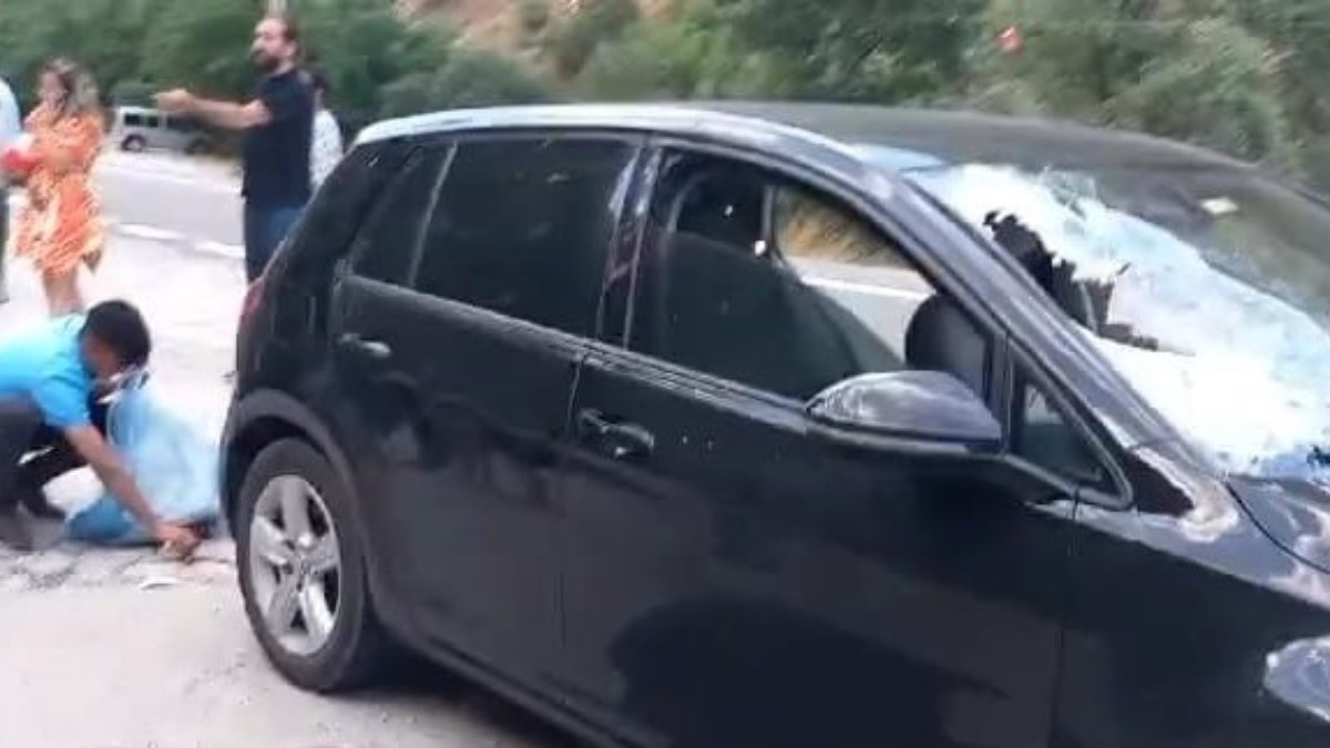 Tunceli'de seyir halindeki araca kaya isabet etti: 1 ölü, 2 yaralı