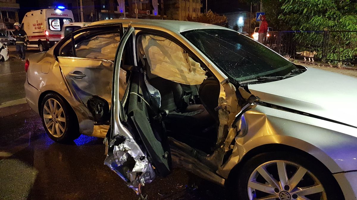 Samsun'da 2 otomobil kavşakta çarpıştı: 4 yaralı