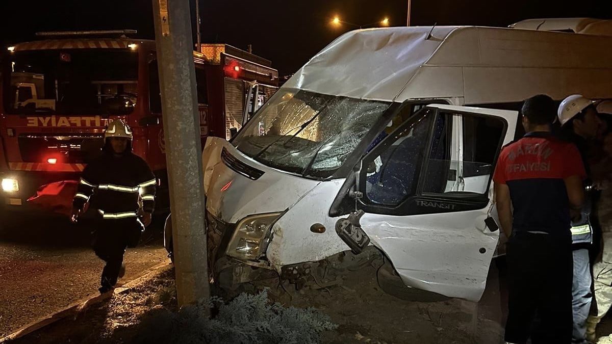 Mardin’de minibüs aydınlatma direğine çarptı: 1 yaralı