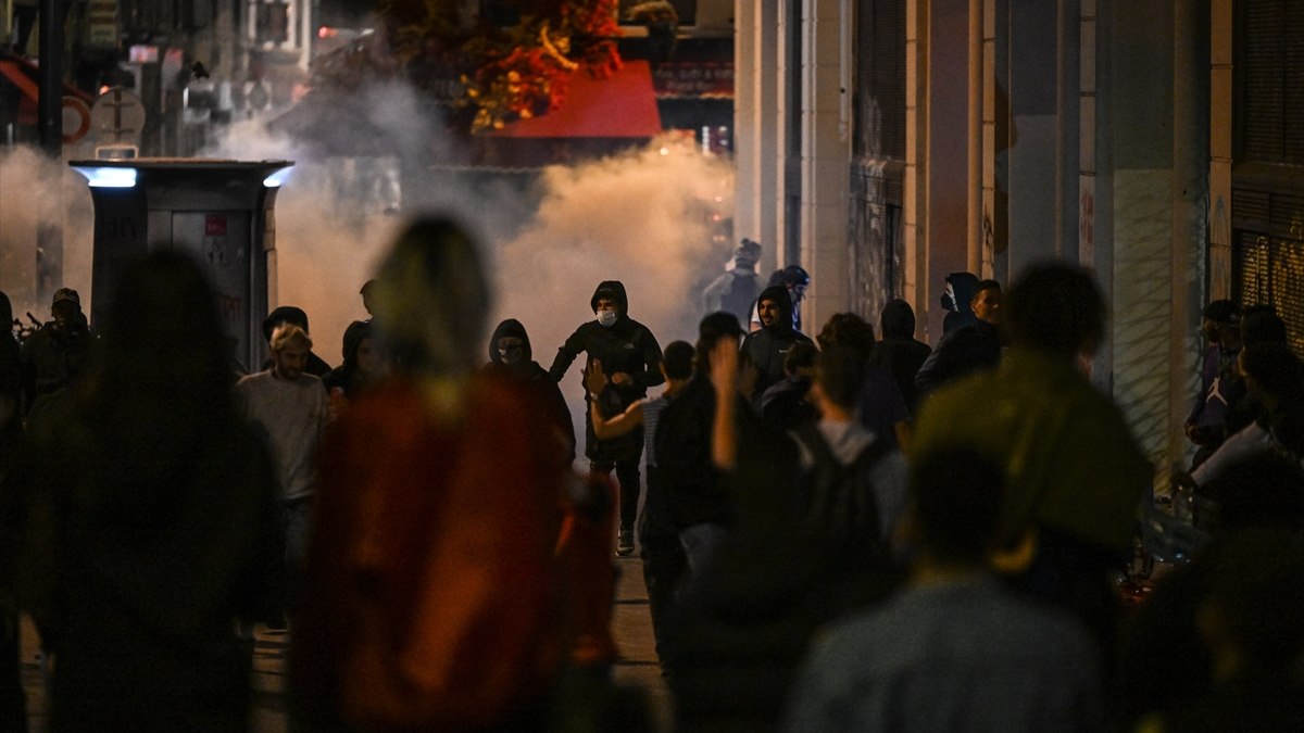 Paris'te polis, aşırı sağ karşıtlarına biber gazıyla müdahale etti