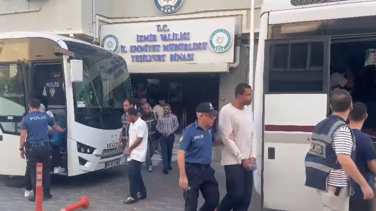 İzmir’de ‘evde ek iş’ vaadiyle dolandırıcılık: 64 kişi yakalandı