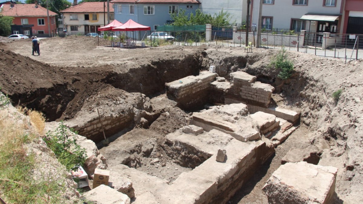 Bolu’da apartman inşaatı temel kazısından tarih çıktı