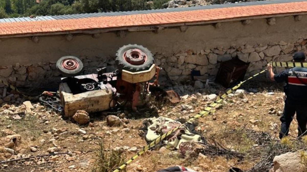 Burdur'da devrilen traktörün altında kalan yaşlı adam öldü