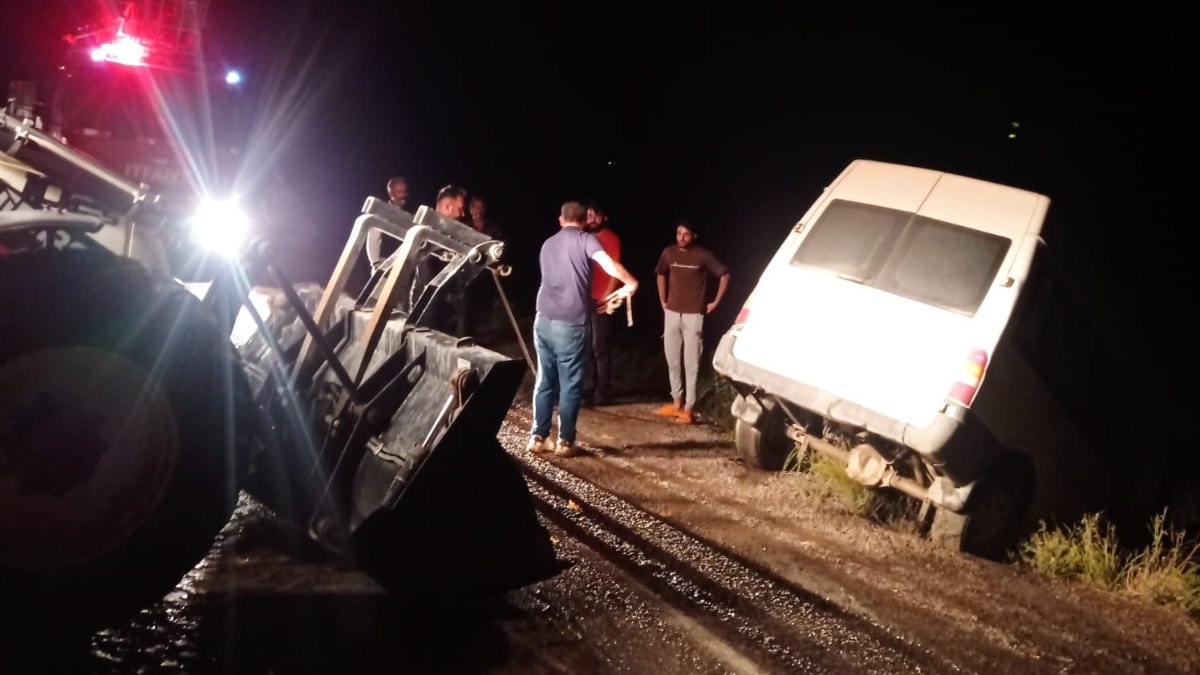 Van'da sele kapılan minibüs devrildi: 3 yaralı