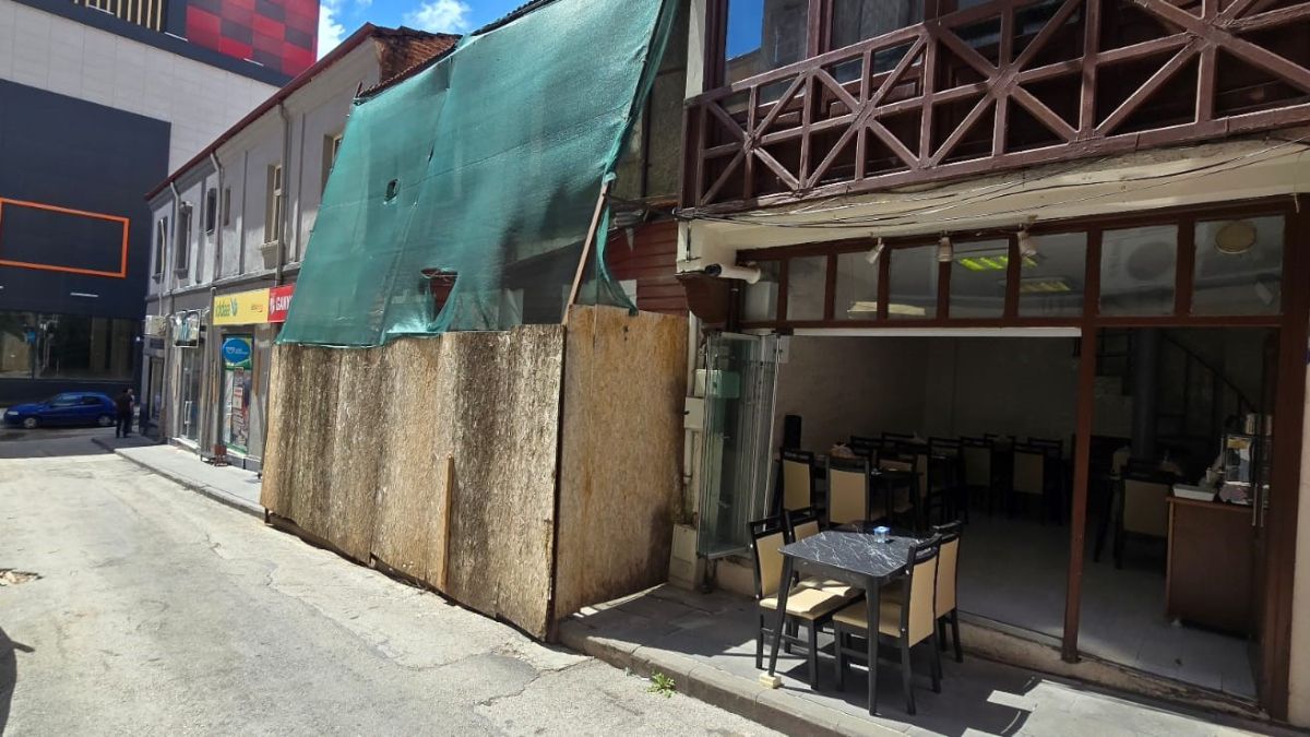 Bilecik'te yıkılmayan metruk ev vatandaşı isyan ettirdi